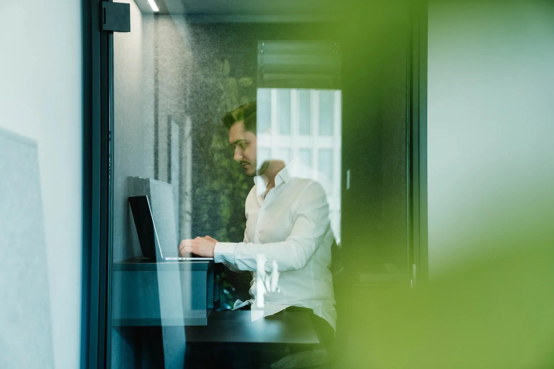Konzentriertes Arbeiten am Laptop